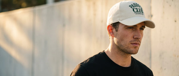 La casquette : un pilote, une voiture ou une phrase