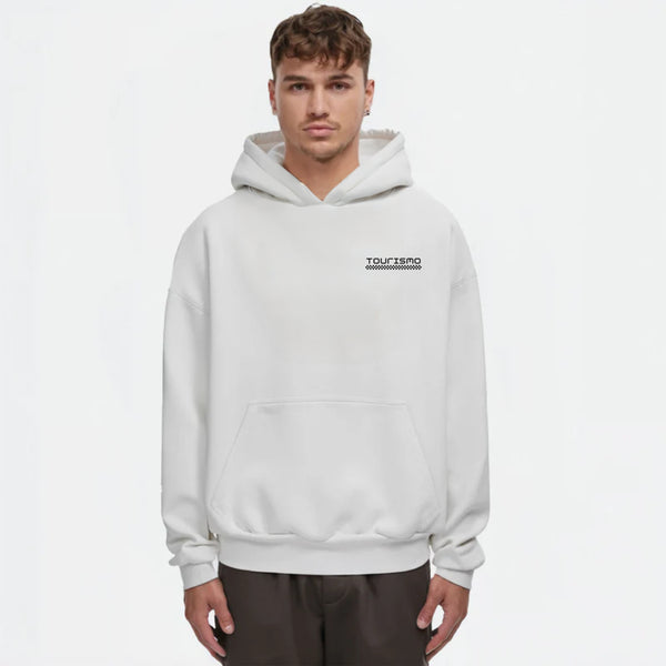 Homme en hoodie blanc "TOURISMO", vu de face, capuche sur la tête, mains le long du corps
