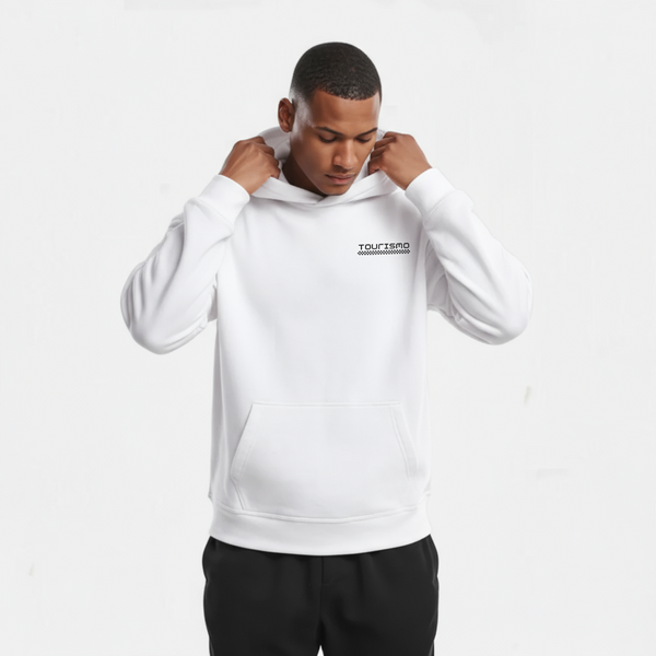 Sweat à capuche blanc pour homme, modèle "Briefing Blanc" de la marque Tourismo Clothing. Hoodie sans cordon avec poche kangourou, capuche structurée tenue par les deux mains du mannequin. Logo noir brodé "TOURISMO" accompagné d’un motif damier, positionné sur la poitrine côté gauche. Plan cadré buste, regard du mannequin dirigé vers le bas, expression concentrée. Fond studio blanc, lumière neutre. Vêtement streetwear inspiré de l’univers racing, entre élégance minimaliste et tension d’avant-course.