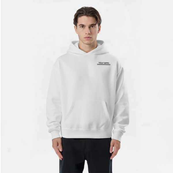 Jeune homme en hoodie blanc TOURISMO, fond neutre, vue centrée
