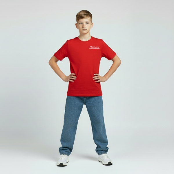 Enfant portant le t-shirt F1 rouge Charles Leclerc, position droite et assurée