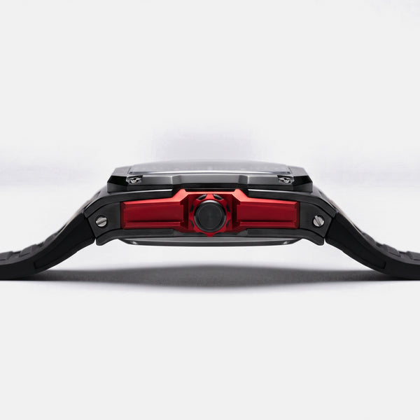 Montre moteur V12 de profil, épaisseur du boîtier tonneau