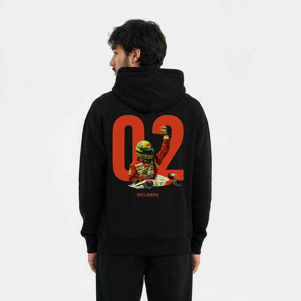 Sweat à capuche Ayrton Senna noir vu de dos – visuel casque jaune sur fond rouge, hommage légendaire