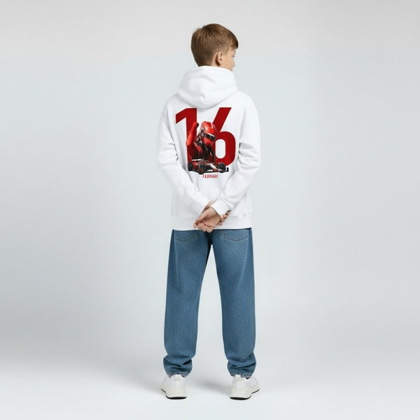 Enfant de dos portant le sweat blanc Charles Leclerc #16