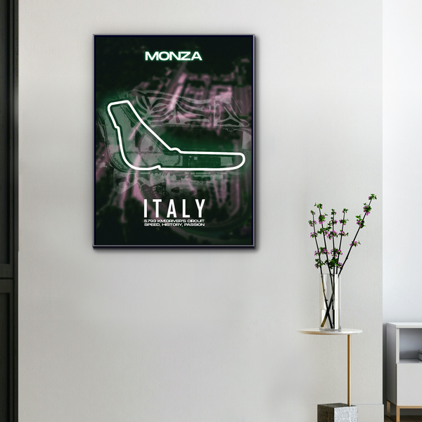 Toile murale circuit F1 Monza en néon vert, accrochée dans un salon moderne avec plante décorative
