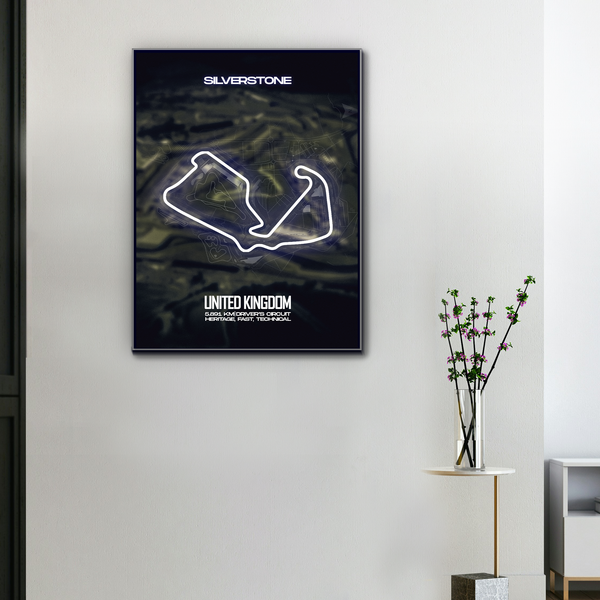 Toile murale circuit F1 Silverstone Royaume-Uni, design néon blanc sur fond noir, accrochée dans un salon moderne avec plante verte