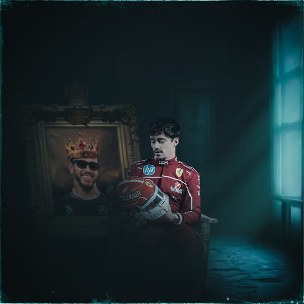 Toile F1 Leclerc x Hamilton L’Héritage du Trône, Charles Leclerc assis dans l’ombre contemplant Lewis Hamilton couronné