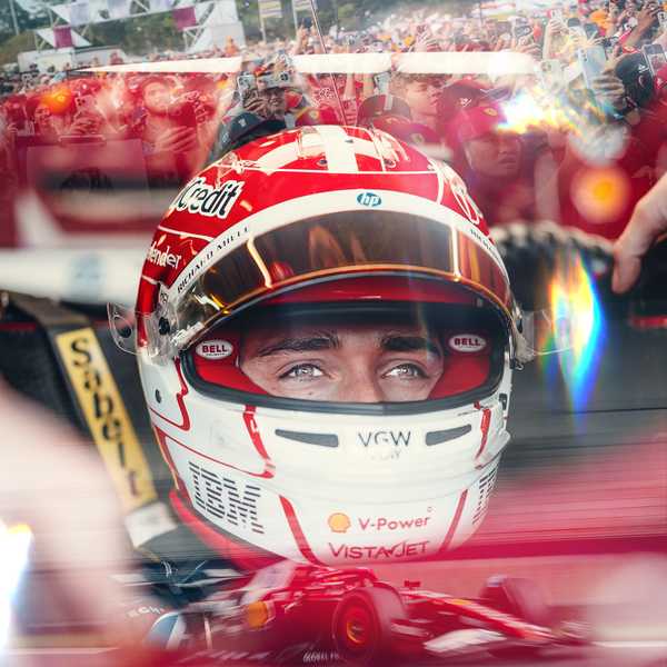 Affiche Charles Leclerc gros plan casque Ferrari, regard concentré dans la monoplace F1