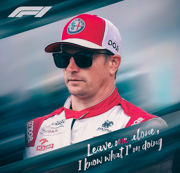 Toile Kimi Räikkönen en tenue Alfa Romeo, lunettes noires et citation culte, hommage à l’Iceman en F1