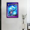 Toile F1 Max Verstappen Carte Légendaire accrochée dans un salon, design inspiré carte collector avec effets galactiques et style pop culture