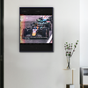 Toile F1 Max Verstappen L’Audace du Premier Virage accrochée dans un intérieur moderne avec cadre noir