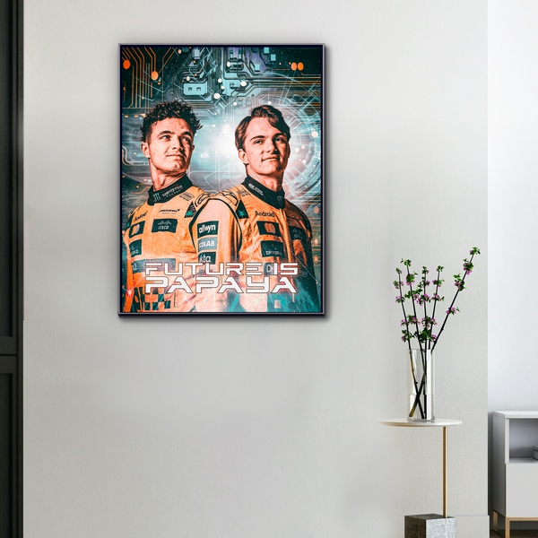 toile F1 Norris et Piastri McLaren accrochée dans un salon moderne avec cadre noir