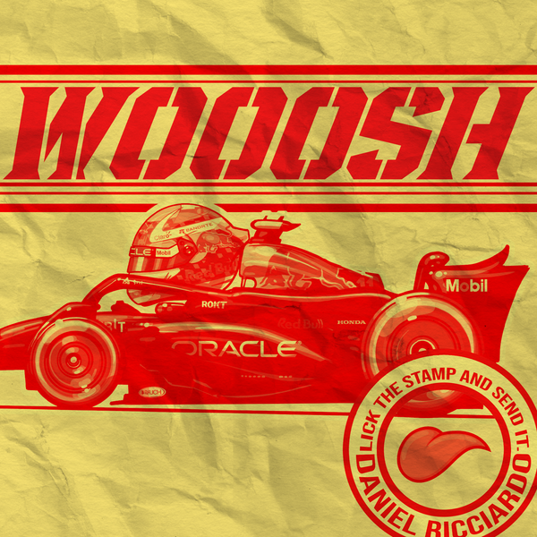 Toile Daniel Ricciardo WOOSH accrochée dans un intérieur moderne avec cadre noir