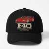 Vue de face d’une casquette noire Ferrari F40 Tourismo avec broderie automobile rouge et beige