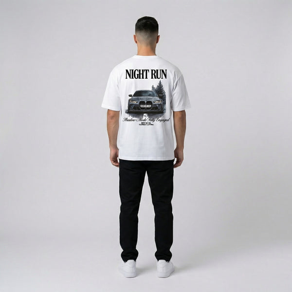 T-shirt BMW M4 Night Run blanc porté, vue de dos en entier, imprimé arrière visible