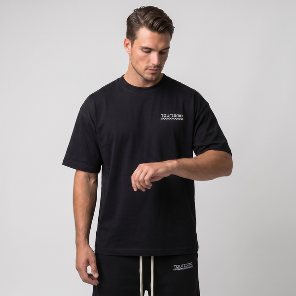 T-shirt noir oversize Tourismo Clothing porté avec logo poitrine blanc