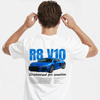 T-shirt blanc Audi R8 V10 avec voiture bleue imprimée dans le dos, porté par mannequin