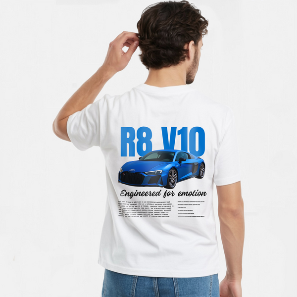 T-shirt blanc Audi R8 V10 avec voiture bleue imprimée dans le dos, porté par mannequin