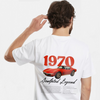 T-shirt blanc Corvette Stingray 1970 avec voiture rouge, vue de dos sur mannequin