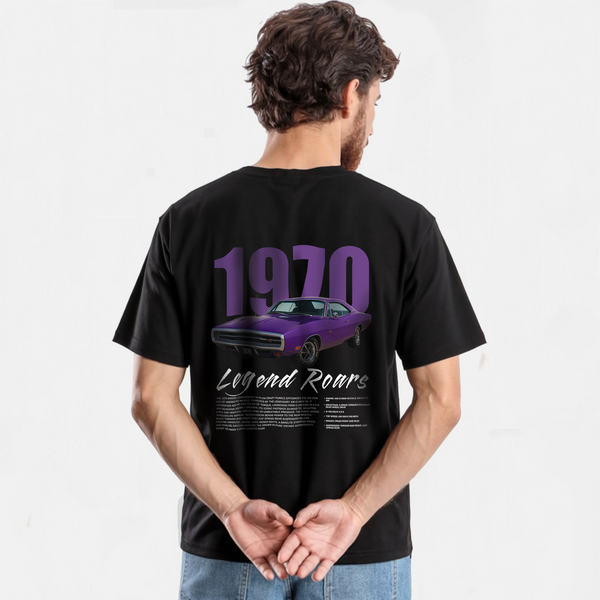T-shirt noir avec impression Dodge Charger violet 1970, vu de dos sur mannequin