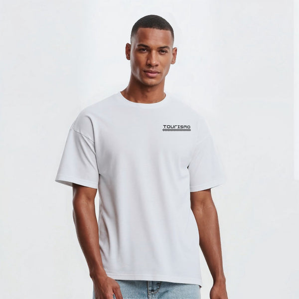 T-shirt blanc George Russell porté par mannequin, logo Tourismo côté cœur