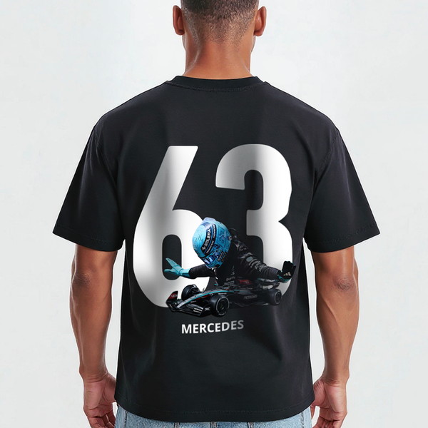 T-shirt noir George Russell, gros plan sur le numéro 63 et la composition graphique avec casque et monoplace Mercedes