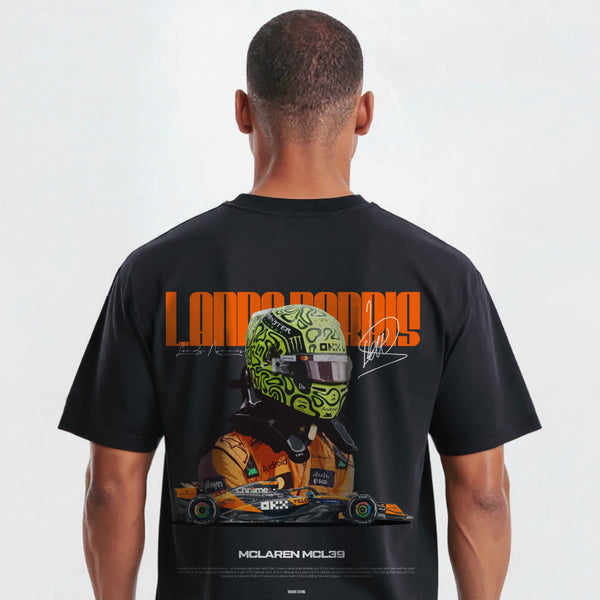 T-shirt noir Lando Norris Signature Edition, gros plan sur le design avec casque vert et monoplace McLaren