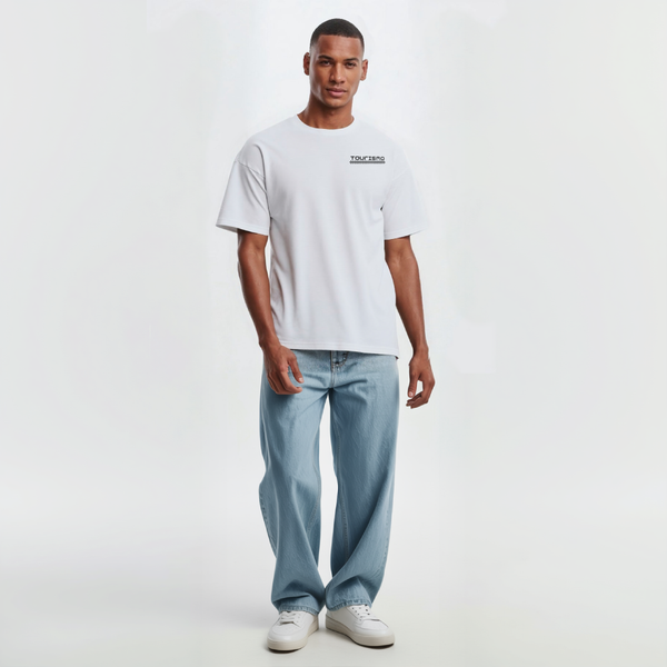 T-shirt blanc Max Verstappen porté par mannequin, logo Tourismo imprimé côté cœur