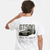 T-shirt blanc GT500 avec impression Ford Mustang verte, vu de dos sur mannequin