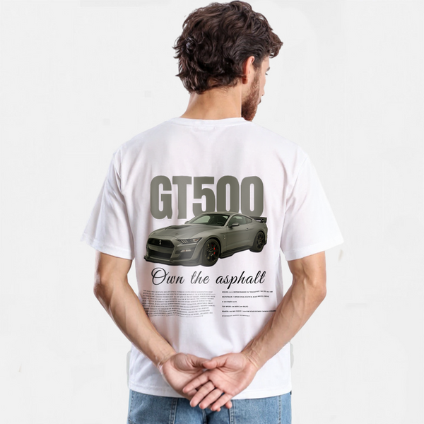 T-shirt blanc GT500 avec impression Ford Mustang verte, vu de dos sur mannequin
