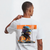 T-shirt blanc Oscar Piastri Signature, gros plan sur le design avec casque multicolore et monoplace McLaren