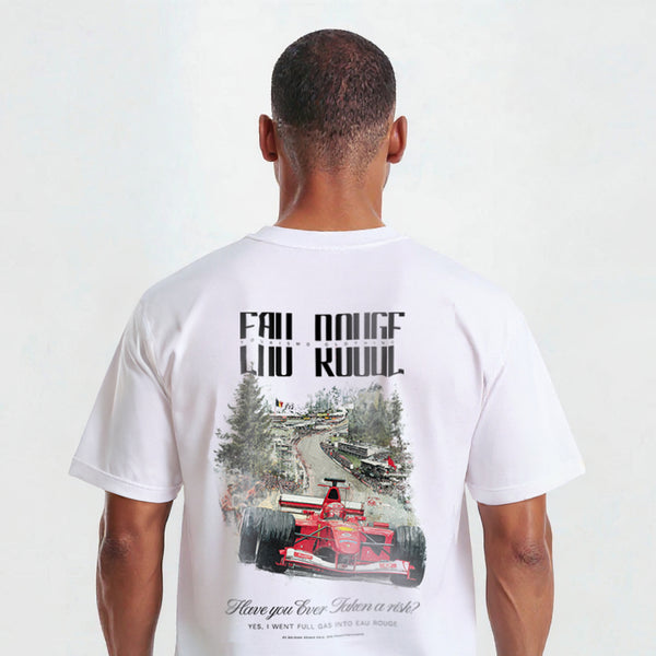 T-shirt blanc Spa Grand Prix, gros plan sur le design Eau Rouge avec monoplace rouge sur le circuit