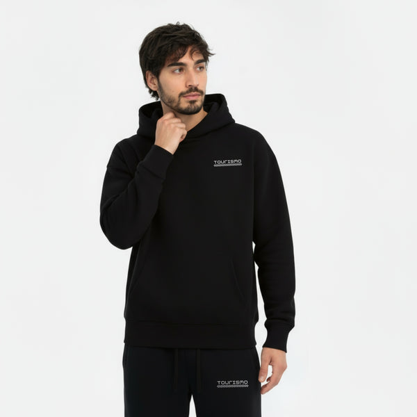 Hoodie noir homme avec logo TOURISMO, pose main menton, vue de face