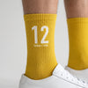 Chaussettes Ayrton Senna 12, saison 1988 jaune, gros plan sur le motif tricoté