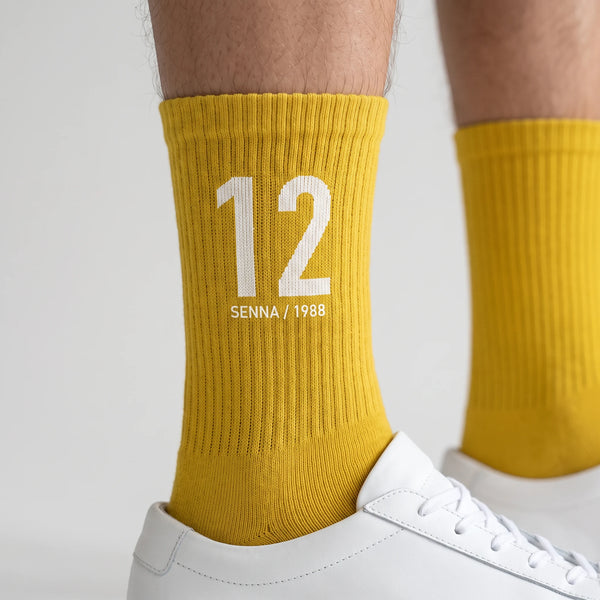 Chaussettes Ayrton Senna 12, saison 1988 jaune, gros plan sur le motif tricoté