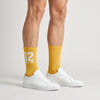 Chaussettes Ayrton Senna 12, saison 1988 jaune, portées de face, la paire