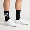 Chaussettes Ayrton Senna 12, saison 1988 noir, portées de face, la paire