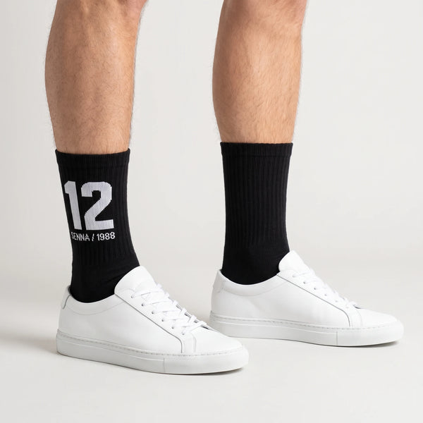 Chaussettes Ayrton Senna 12, saison 1988 noir, portées de face, la paire