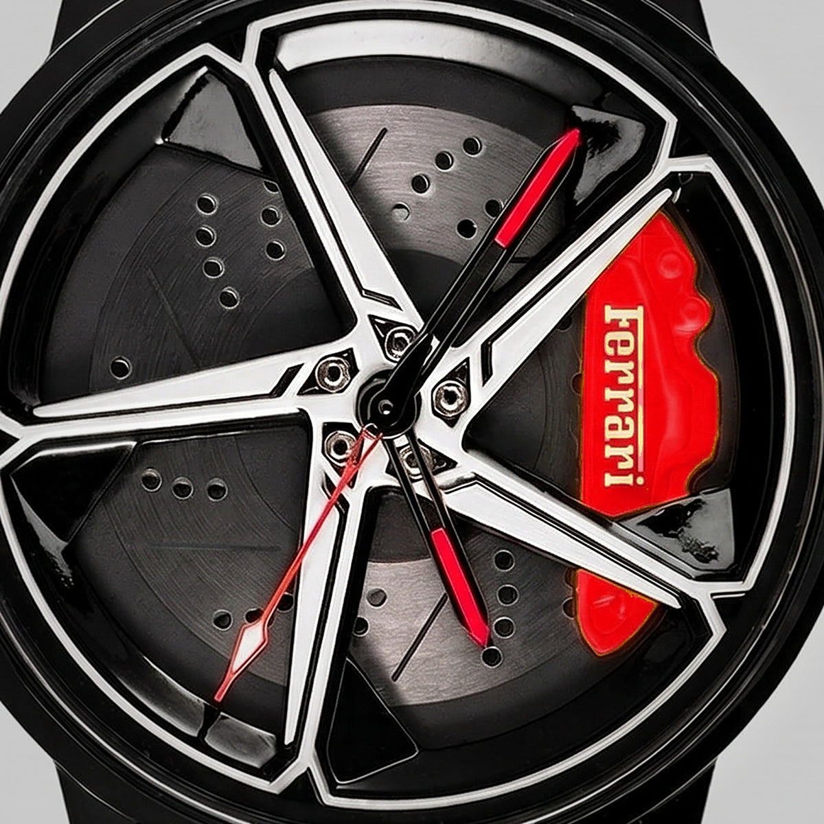 Gros plan sur la jante et l'étrier gravé ferrari, montre Ferrari 488