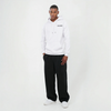 Sweat blanc Spa Grand Prix Édition, vue de face en pied sur mannequin en jogging noir et baskets blanches