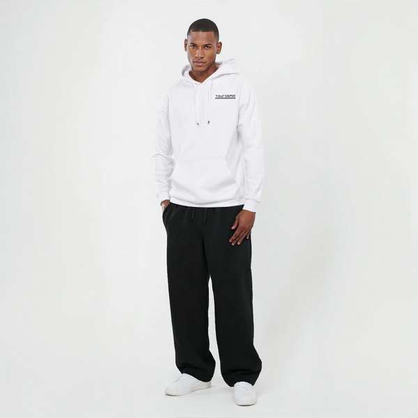 Sweat blanc Spa Grand Prix Édition, vue de face en pied sur mannequin en jogging noir et baskets blanches