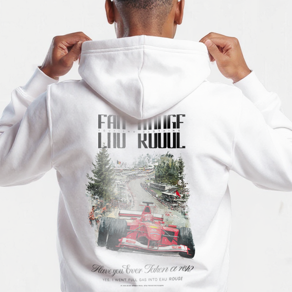 Sweat blanc Spa Grand Prix Édition, gros plan sur le design Eau Rouge avec monoplace rouge sur le circuit