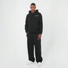 Sweat noir Spa Grand Prix Édition, vue de face en pied sur mannequin en jogging noir et baskets blanches