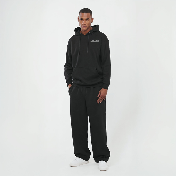 Sweat noir Spa Grand Prix Édition, vue de face en pied sur mannequin en jogging noir et baskets blanches