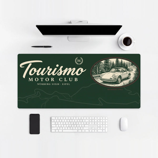 Mousepad Eifel Tourismo Motor Club, sobre uma mesa clara com computador, teclado e mouse