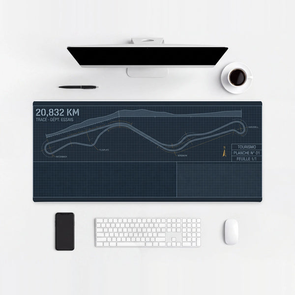 Tapis de souris Eifel planche d’essais. Sur un bureau clair avec ordinateur, clavier et souris.