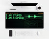 Mousepad Charles Leclerc I Am Stupid, sobre uma mesa clara com computador, teclado e mouse