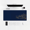 Tapis de souris Monaco port doré. Sur un bureau clair avec ordinateur, clavier et souris.