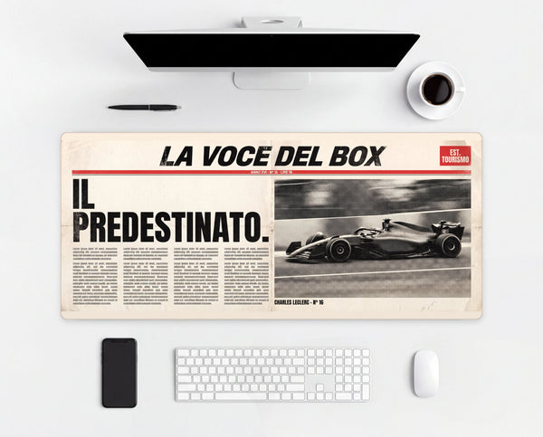 Mousepad Charles Leclerc Il Predestinato, sobre uma mesa clara com computador, teclado e mouse