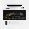 Mousepad BMW M2 preta faróis amarelos, sobre uma mesa clara com computador, teclado e mouse